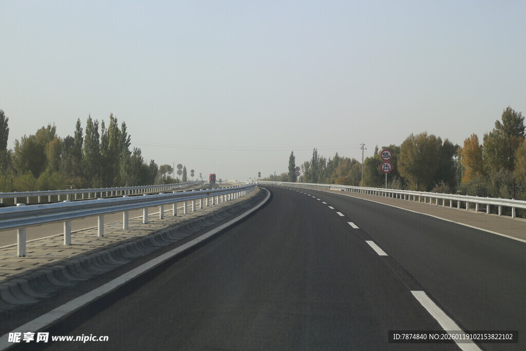 宽阔公路延伸向远方