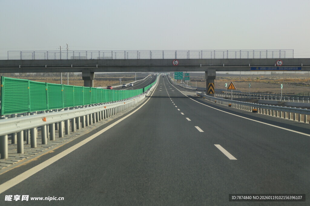 宽阔公路与远处桥梁景观