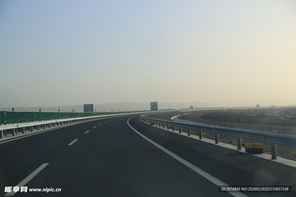 空旷高速公路远景