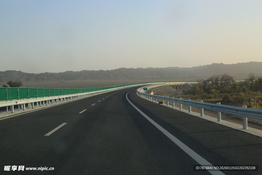 宽阔公路延伸向远方