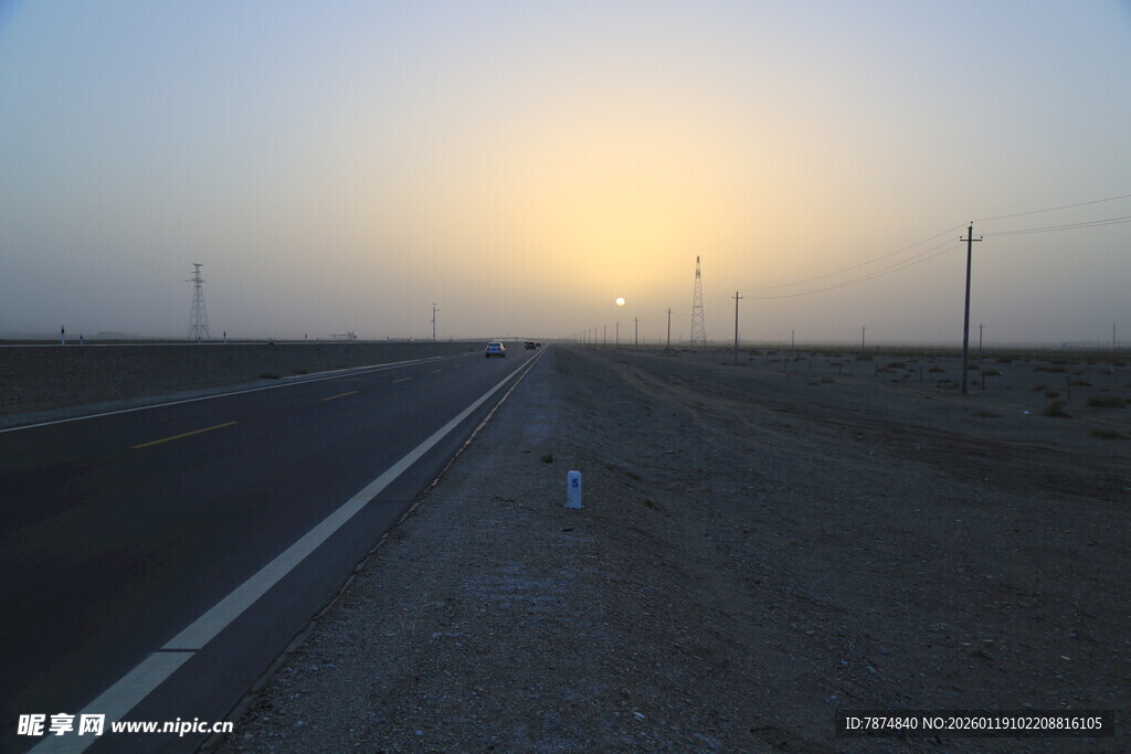 公路尽头的落日美景