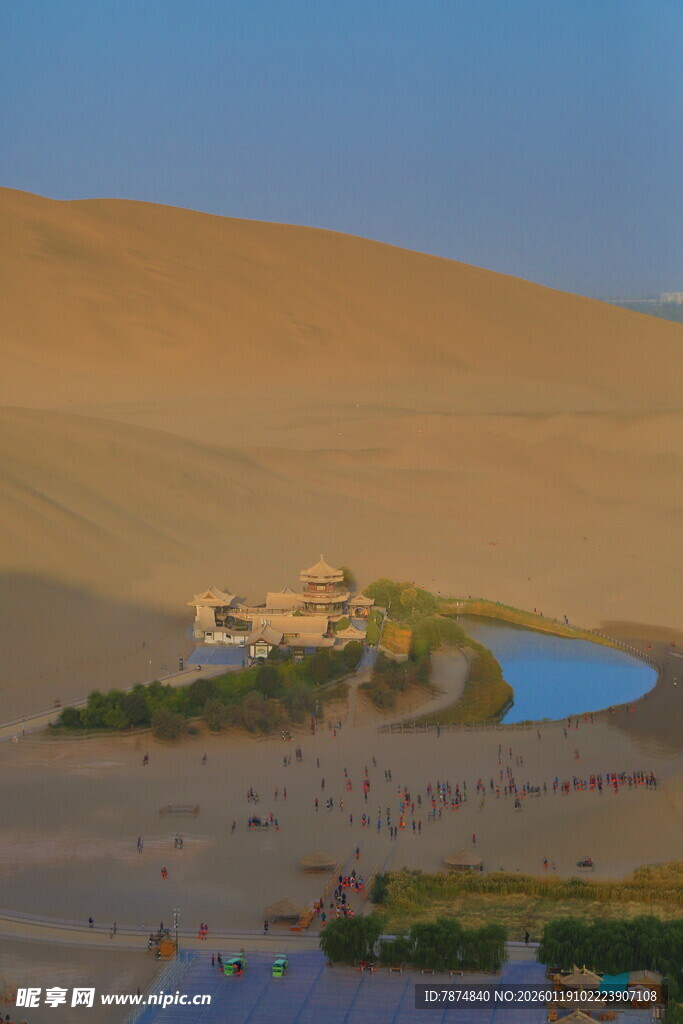 沙漠中的绿洲景观