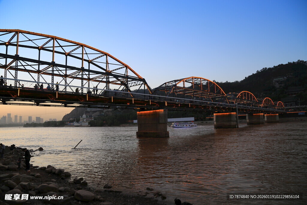 夕阳下的跨河钢铁大桥