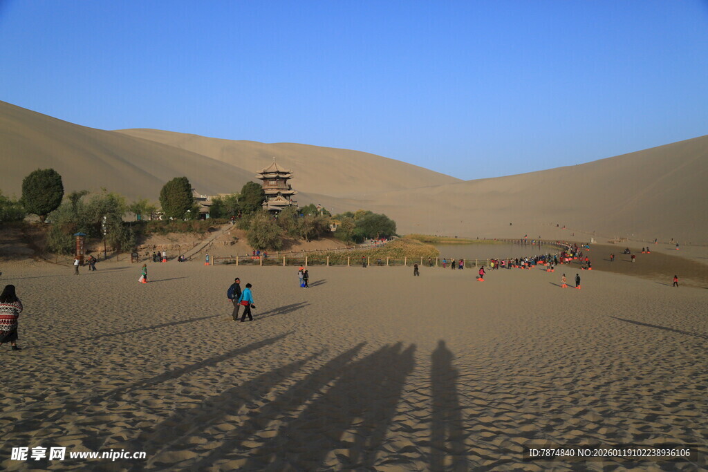 沙漠中的休闲游玩场景