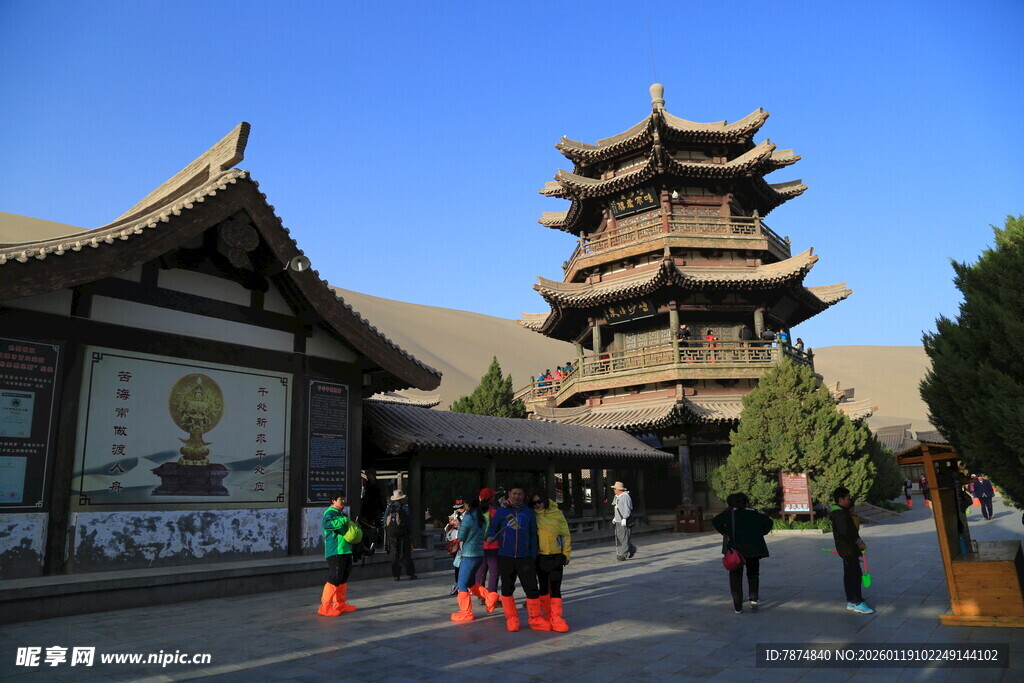 古寺旁的多层塔楼景观