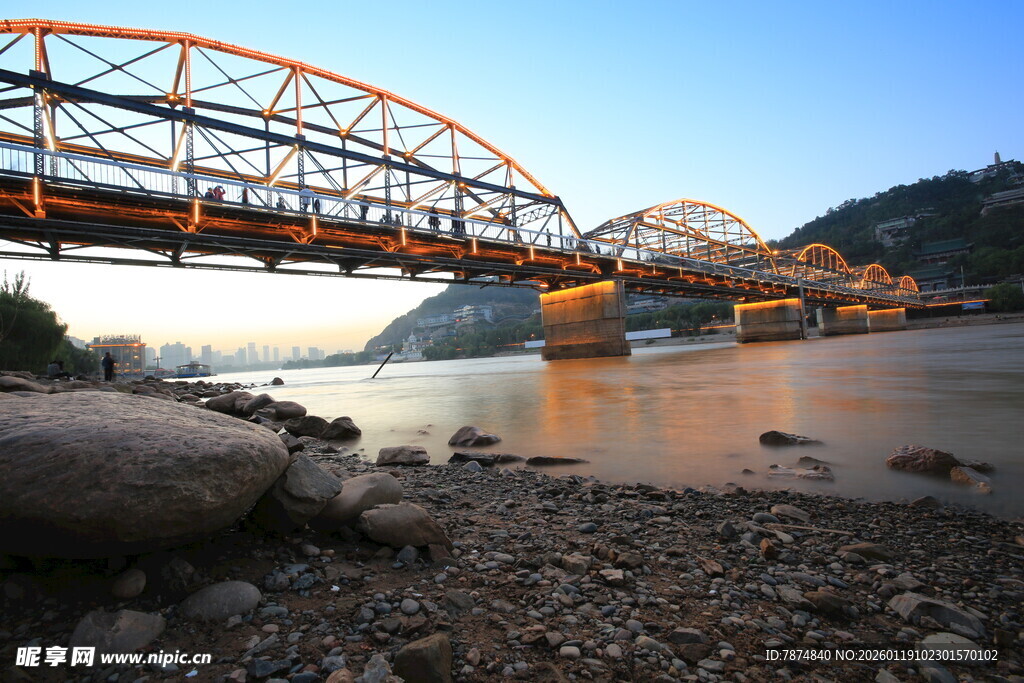 黄昏下的跨河大桥美景