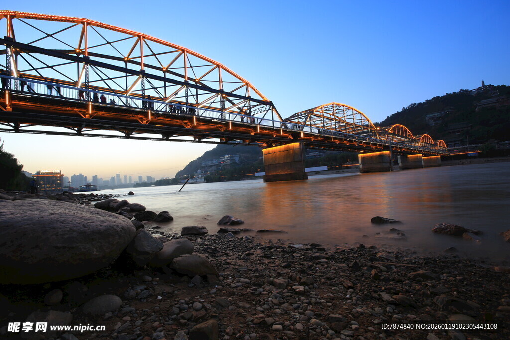 夕阳下的橙红色跨河大桥