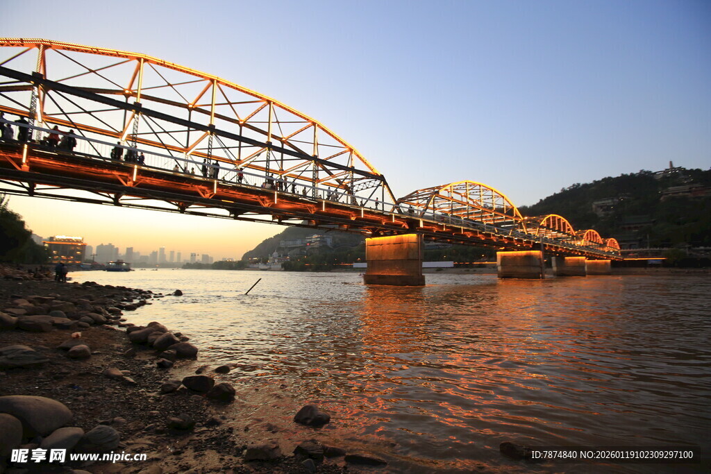夕阳下的跨江大桥美景