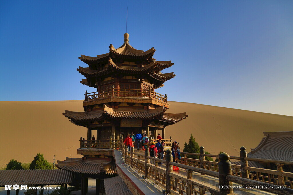 沙漠中的古朴楼阁