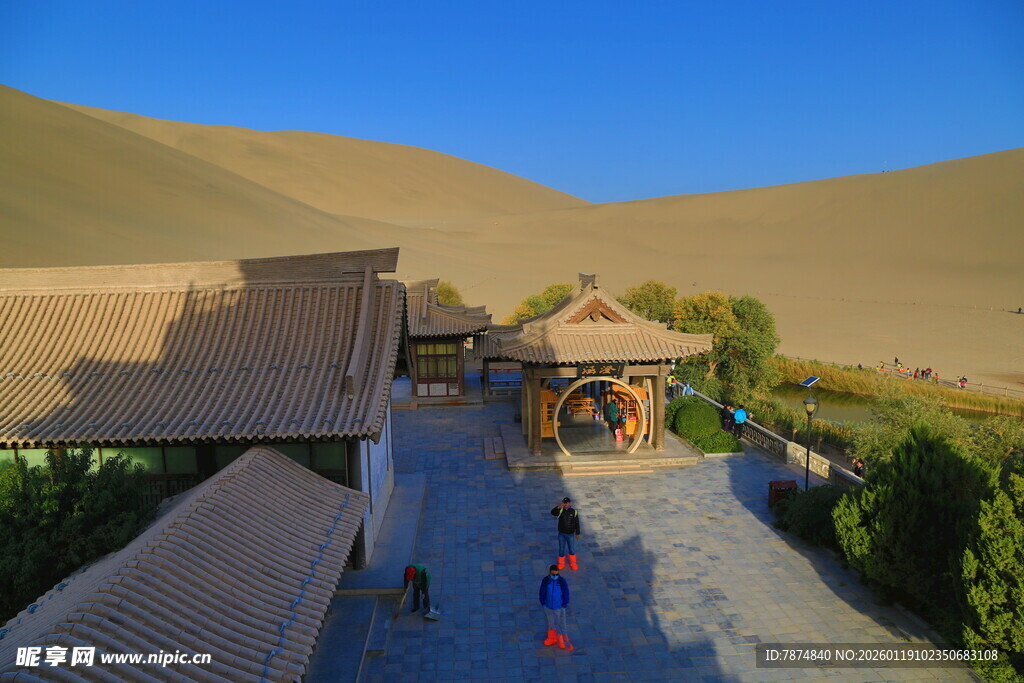 沙漠中的古朴建筑群