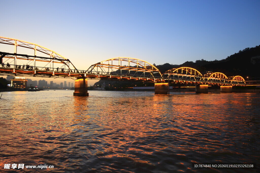 夕阳下的桥梁横跨波光水面