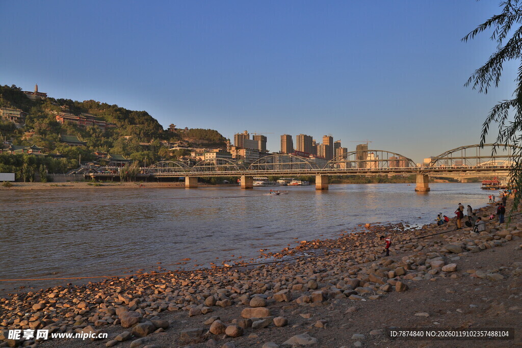 江边城市风光与桥梁美景
