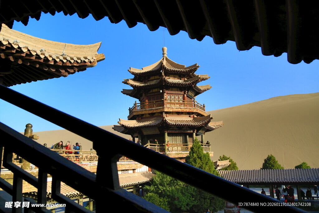 沙漠中的中式古建筑景观