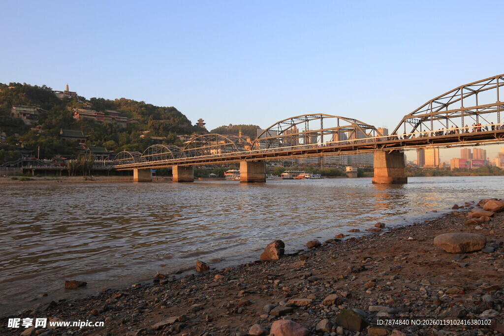 河畔桥梁风景