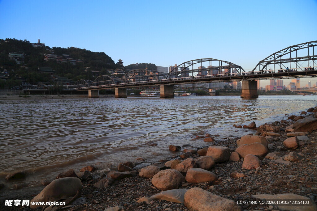 河畔桥梁与岸边嶙峋岩石