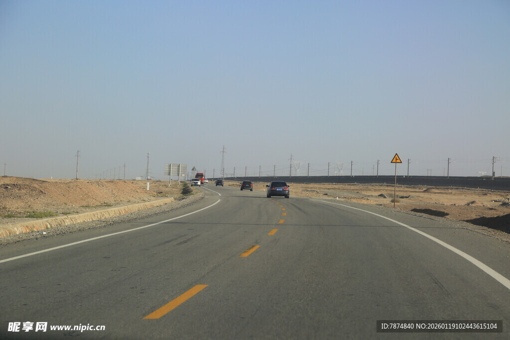 空旷公路上的行驶车辆