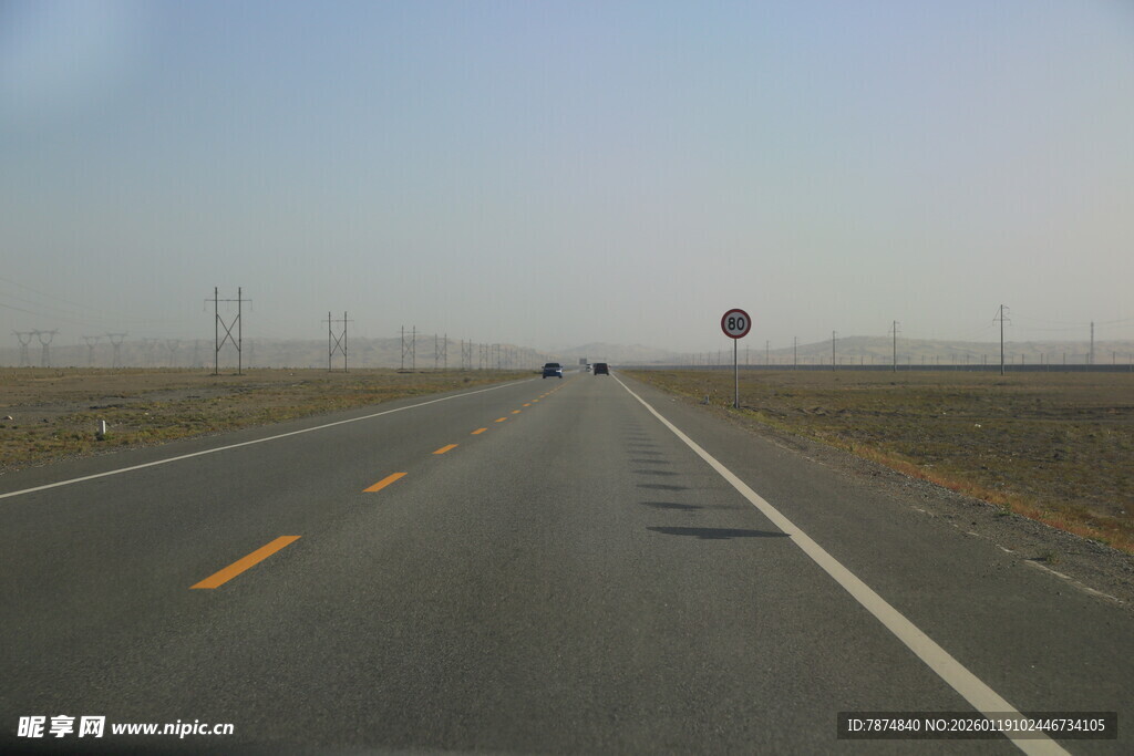 空旷公路延伸向远方