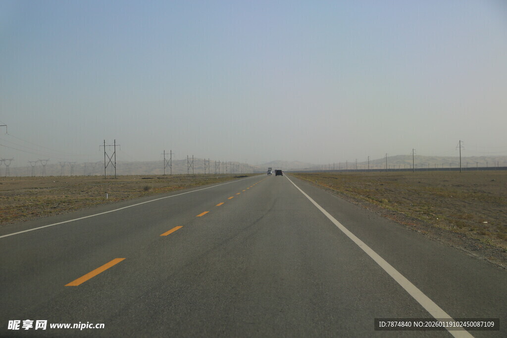 空旷公路延伸向远方