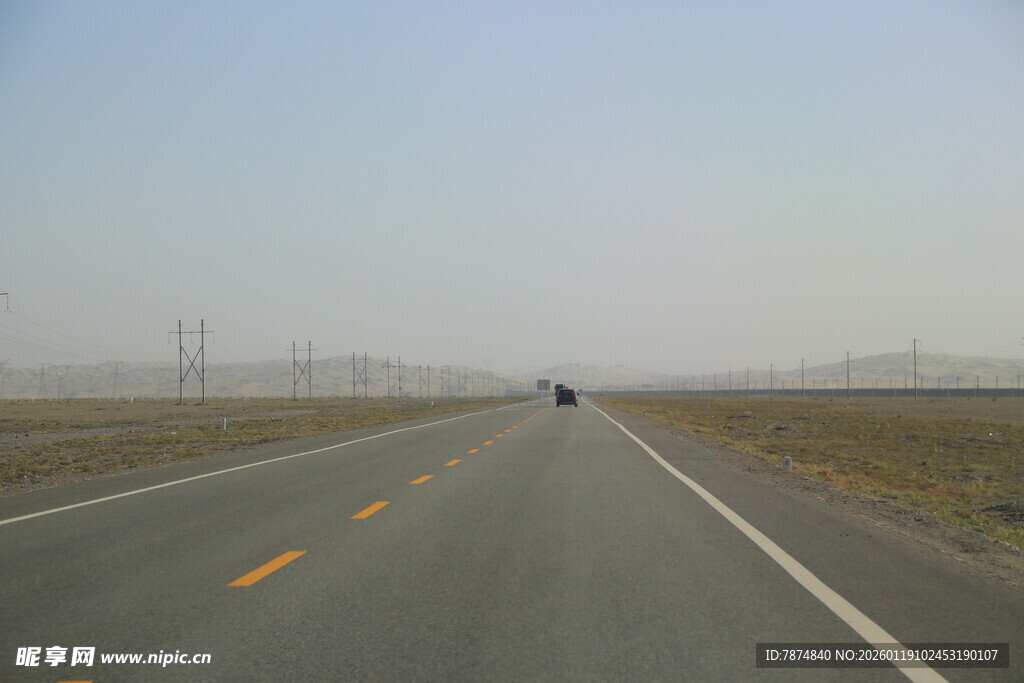 空旷公路延伸向远方