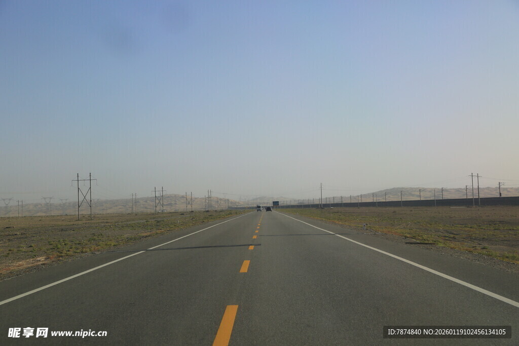 空旷公路延伸向远方