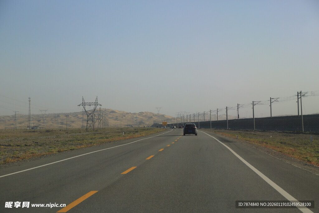 公路上的车辆与远方风景