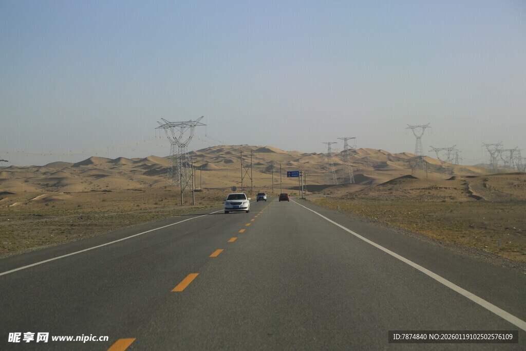 公路上行驶的车辆
