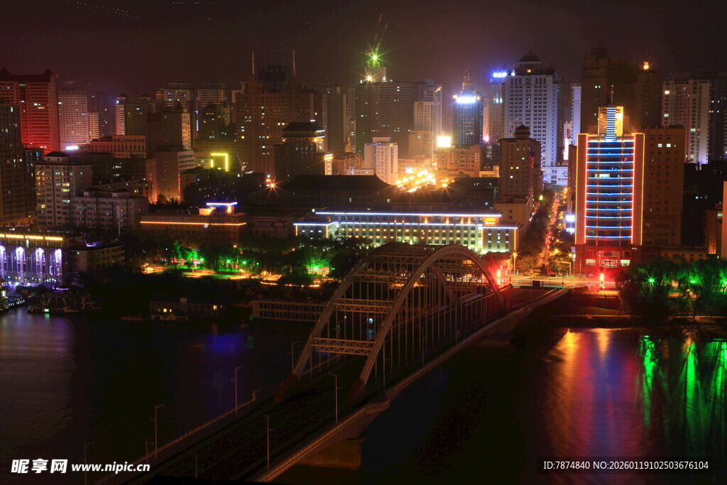 城市璀璨夜景映照水面