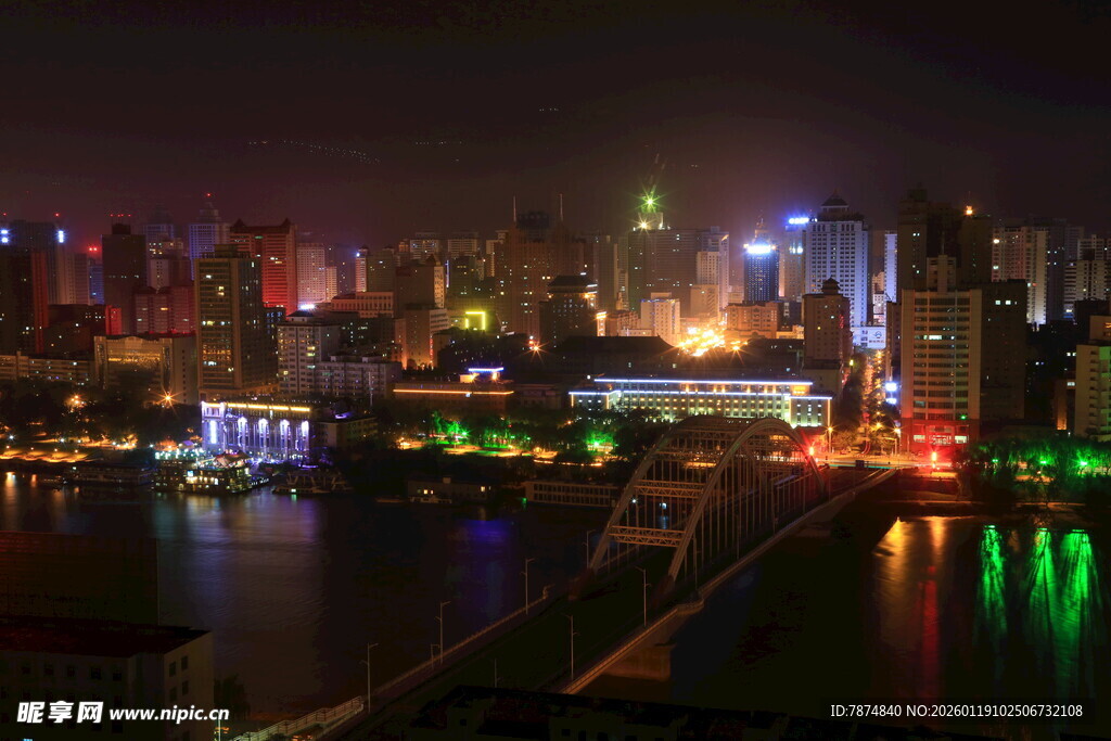 璀璨夜景下的城市河畔风光