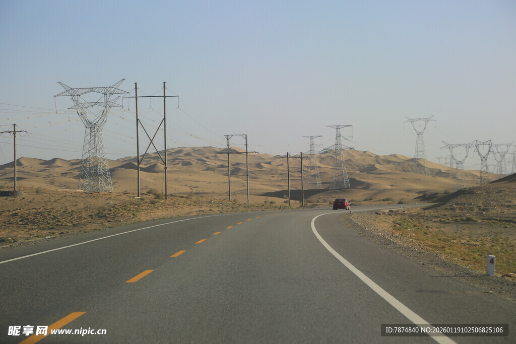 公路旁林立的高压输电塔