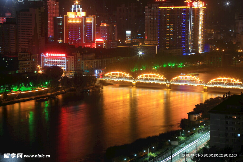 城市河畔璀璨夜景