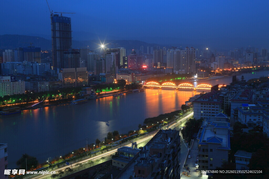 城市河畔夜景璀璨迷人