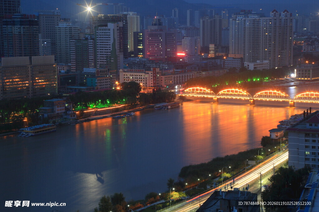 城市河畔夜景璀璨风光