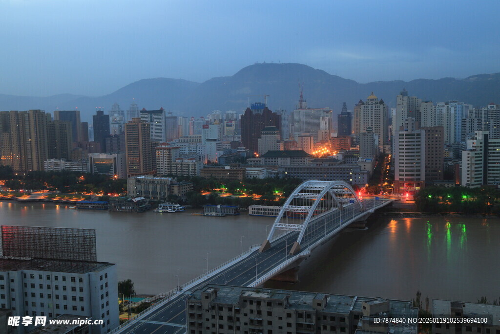 城市河畔夜景中的桥梁