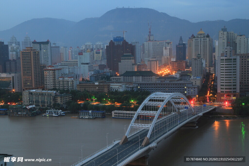 城市桥梁夜景与远山风光