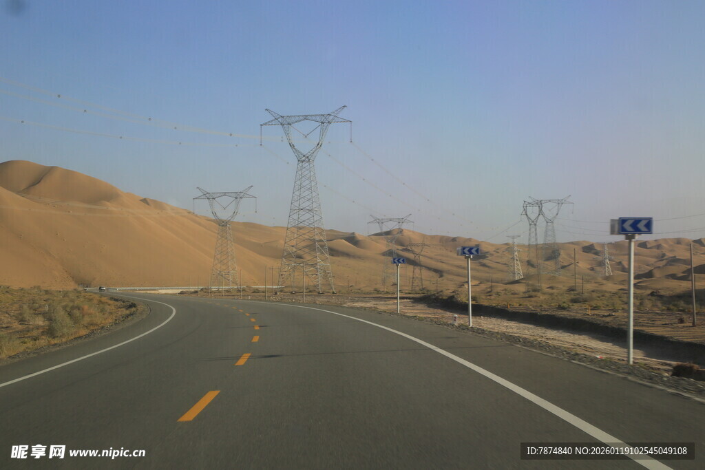 沙漠公路上的输电线路
