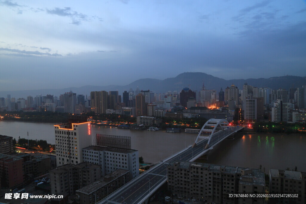 城市河畔黄昏美景