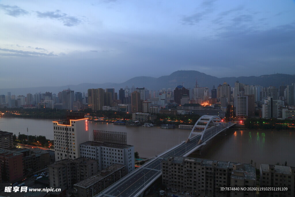 城市河畔黄昏美景