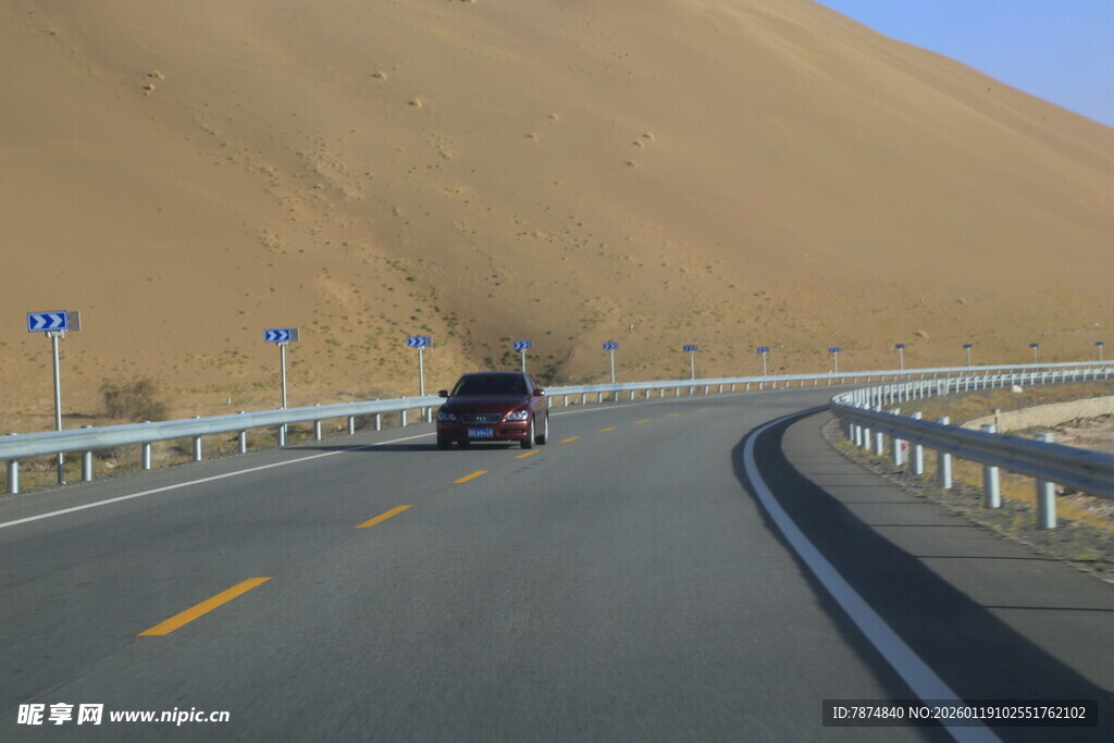 沙漠公路上行驶的车辆