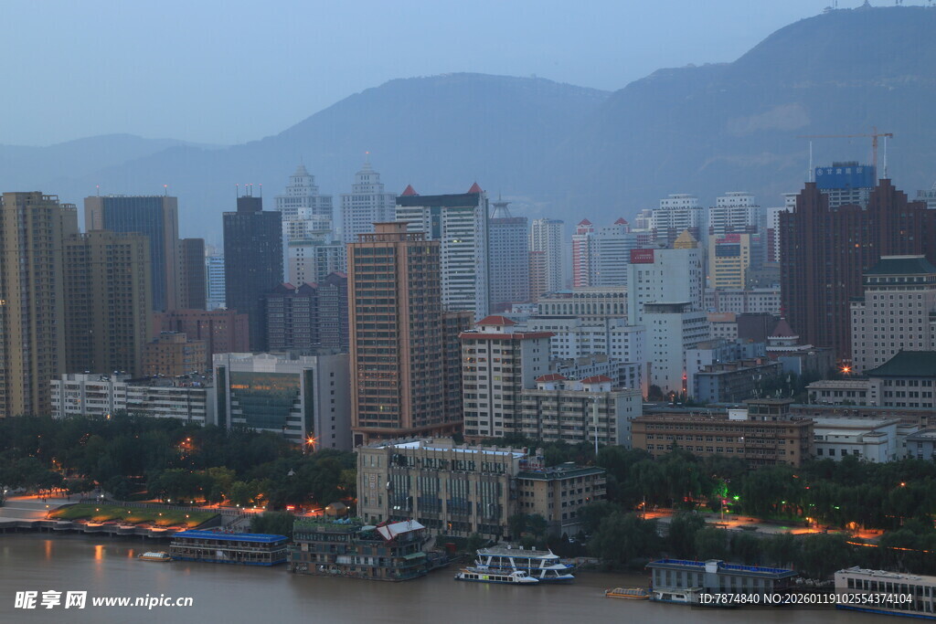 江边城市风光