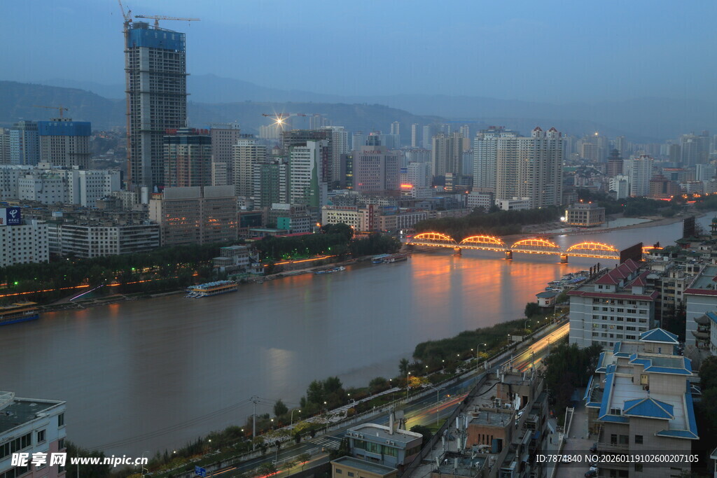 城市河畔风光夜景俯瞰