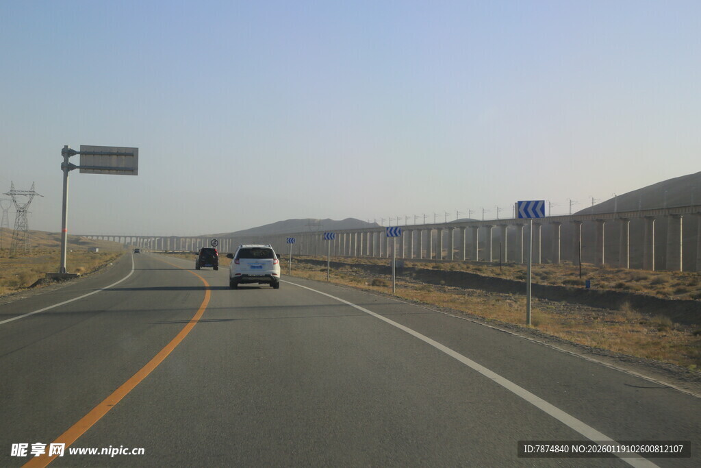 公路上行驶的车辆