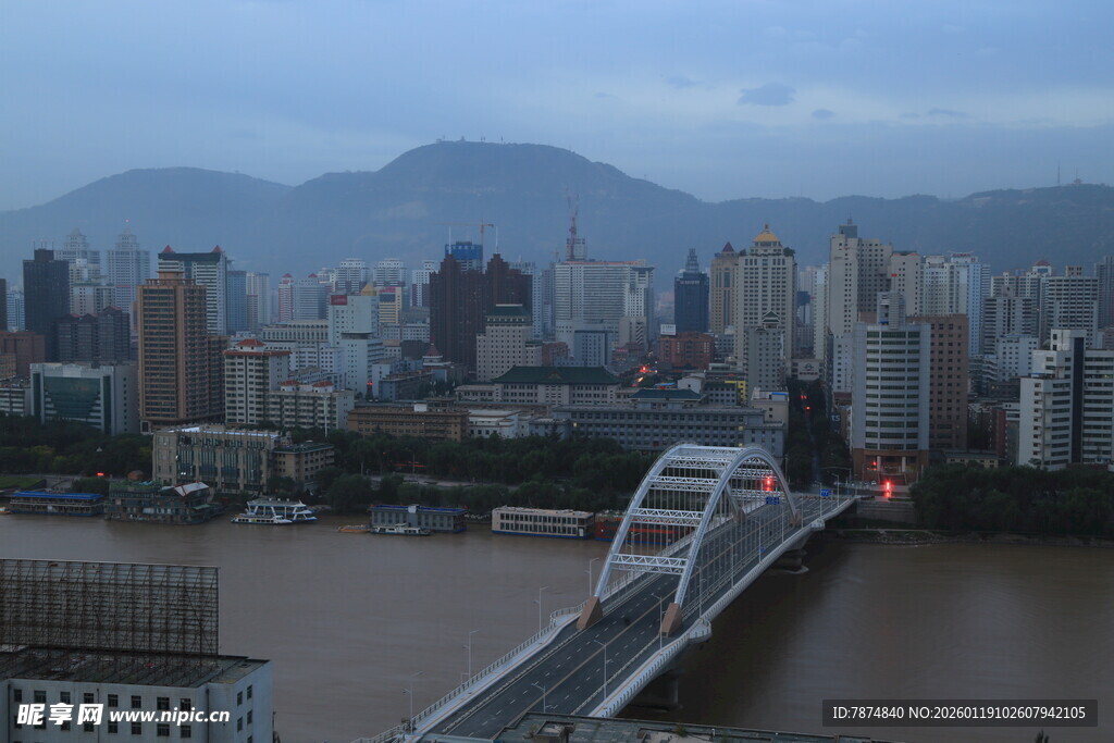 城市江景中的桥梁与远山