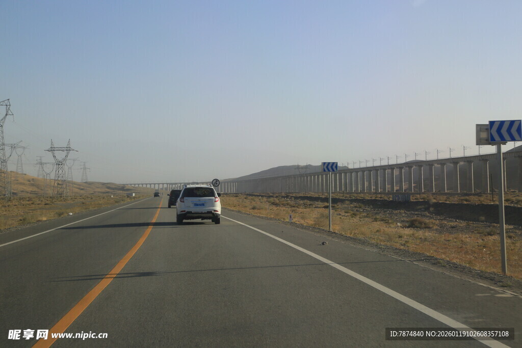 公路上行驶的一辆白色汽车