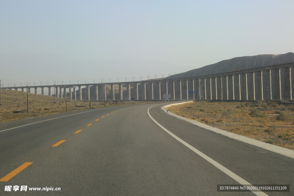公路延伸向远方