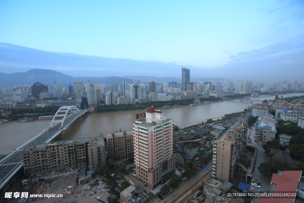 城市河畔高楼全景风光