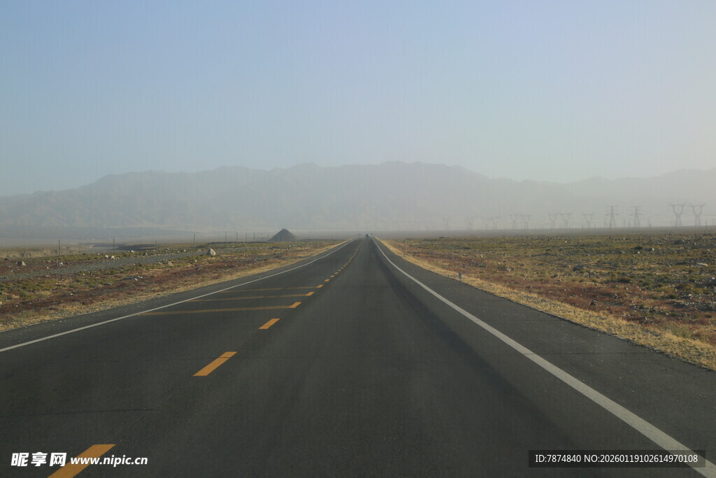 空旷公路延伸向远方