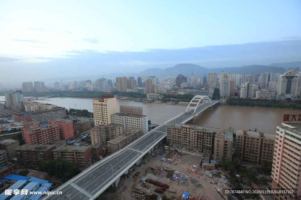 城市桥梁与远山景观