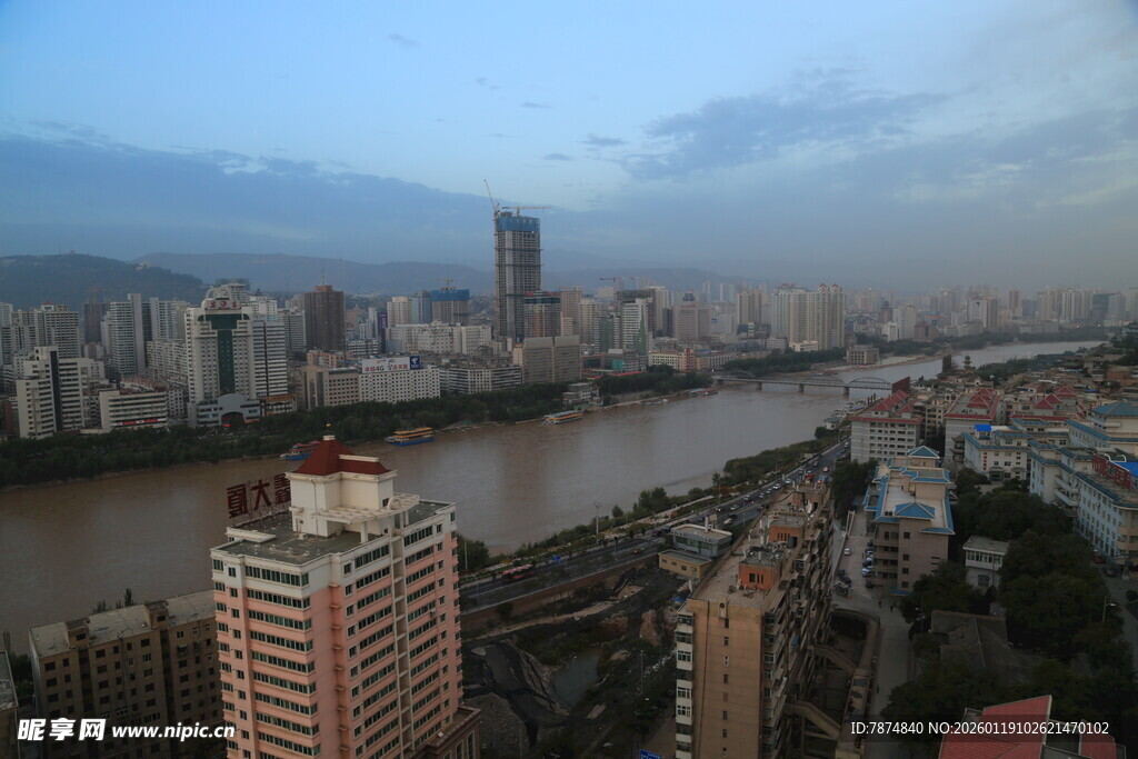 城市河畔高楼景观