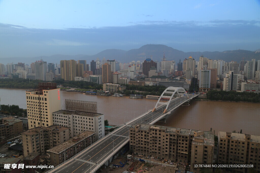 城市跨江大桥与建筑景观