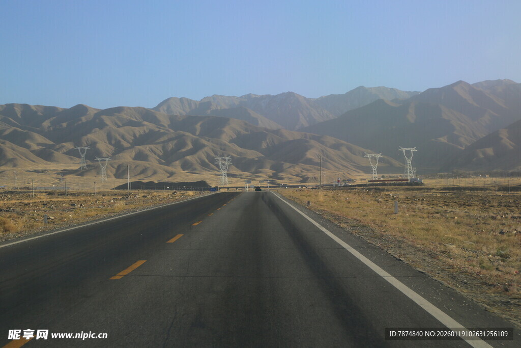 宽阔公路延伸至远山